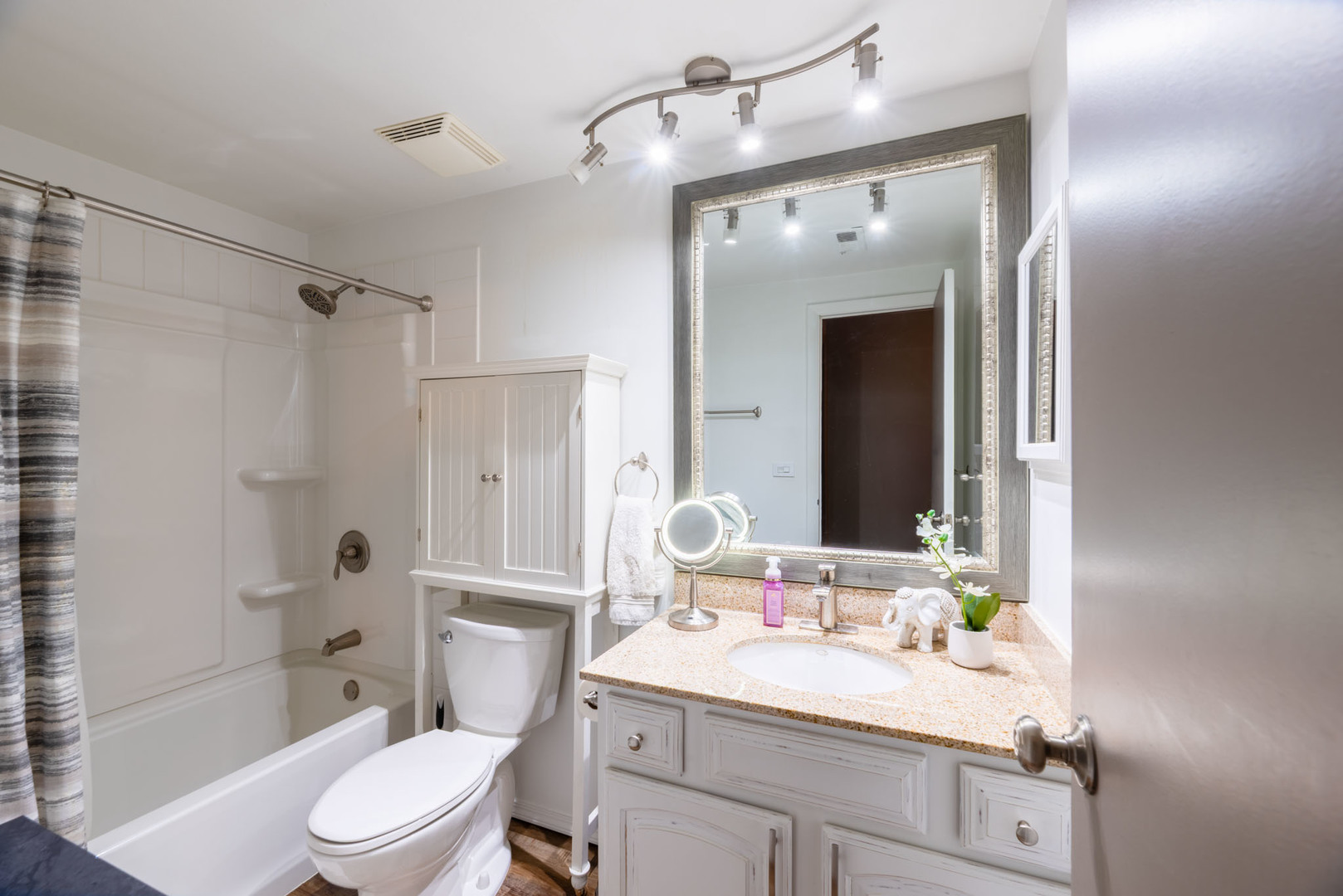 4633 Gettysburg Drive Rolling Meadows, IL 60008 - Photo 15 of 29 a bathroom with a sink a toilet and shower