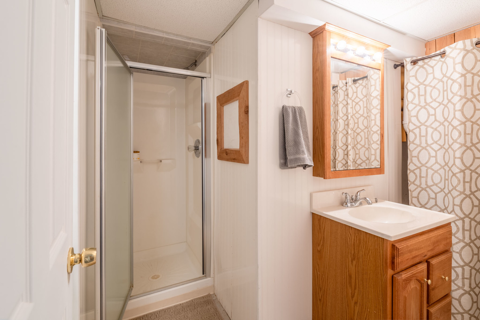 4633 Gettysburg Drive Rolling Meadows, IL 60008 - Photo 18 of 29 a bathroom with a sink and a mirror