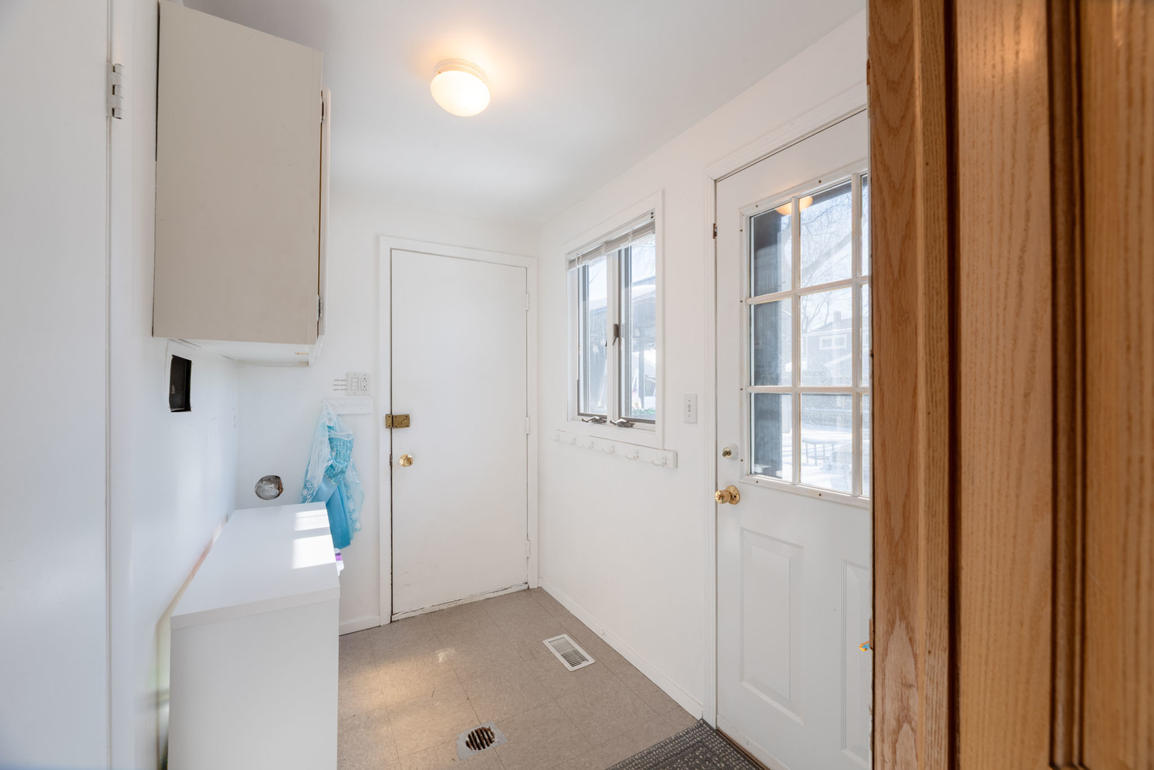 4633 Gettysburg Drive Rolling Meadows, IL 60008 - Photo 21 of 29 a view of entryway with bathroom