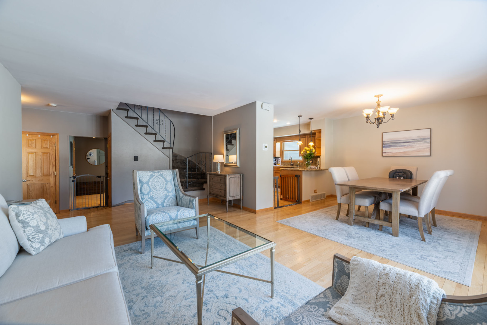 4633 Gettysburg Drive Rolling Meadows, IL 60008 - Photo 3 of 29 a living room with furniture and wooden floor