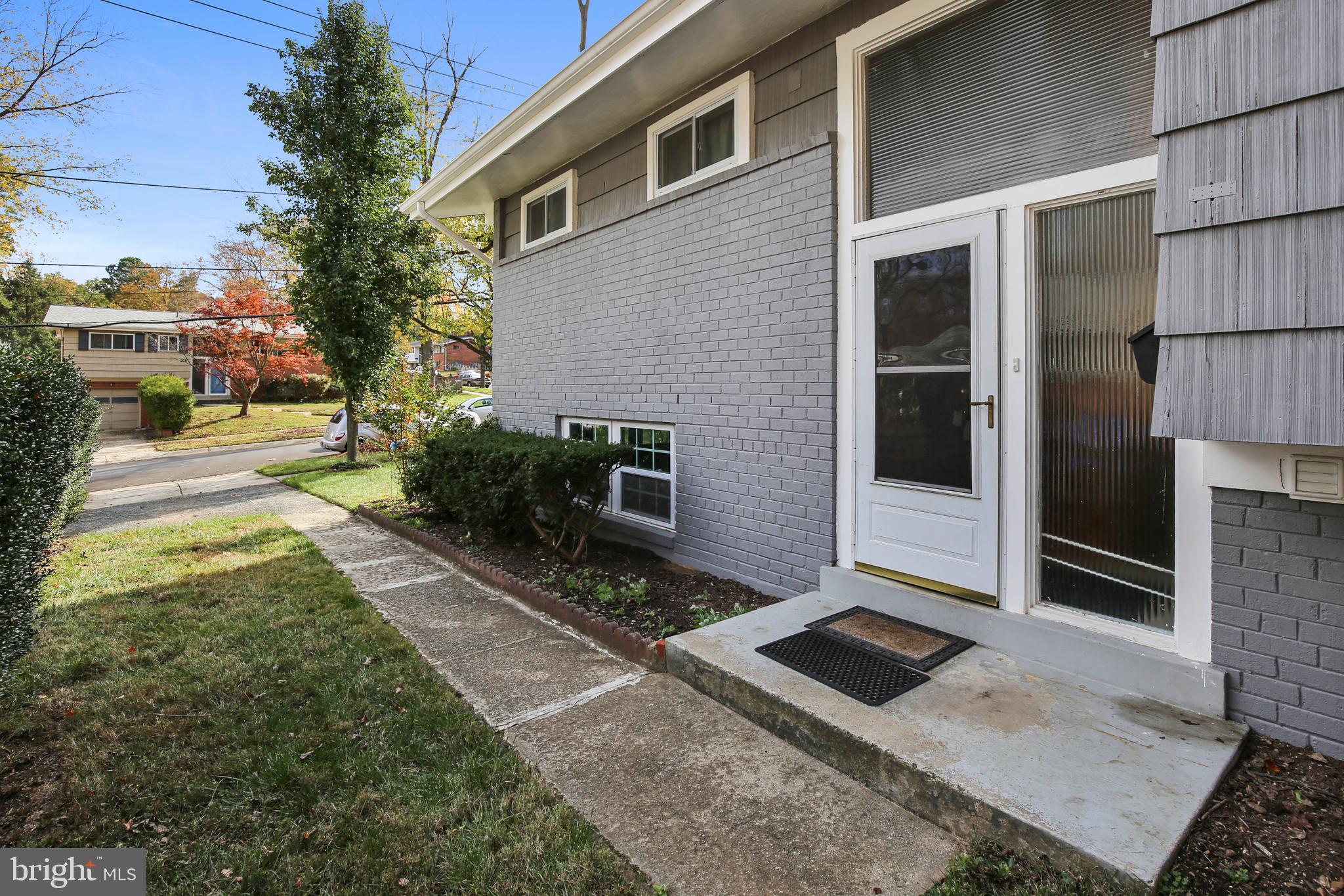905 Hoyt Street Silver Spring, MD 20902 - Photo 3 of 36 Spacious Entrance and Driveway