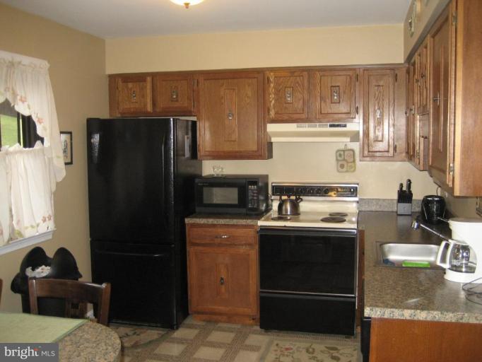 8987 Centerway Road Gaithersburg, MD 20879 - Photo 6 of 19 Updated Eat-In Kitchen