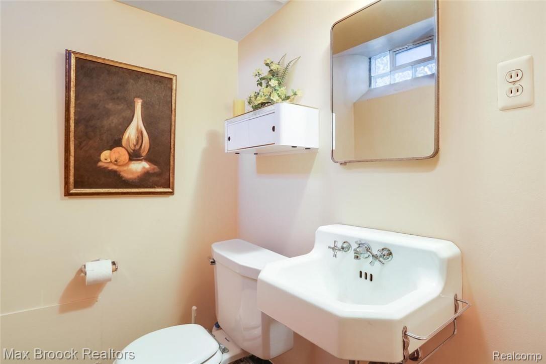 19500 Canterbury Road Detroit, MI 48221 - Photo 30 of 37 Lower level powder room