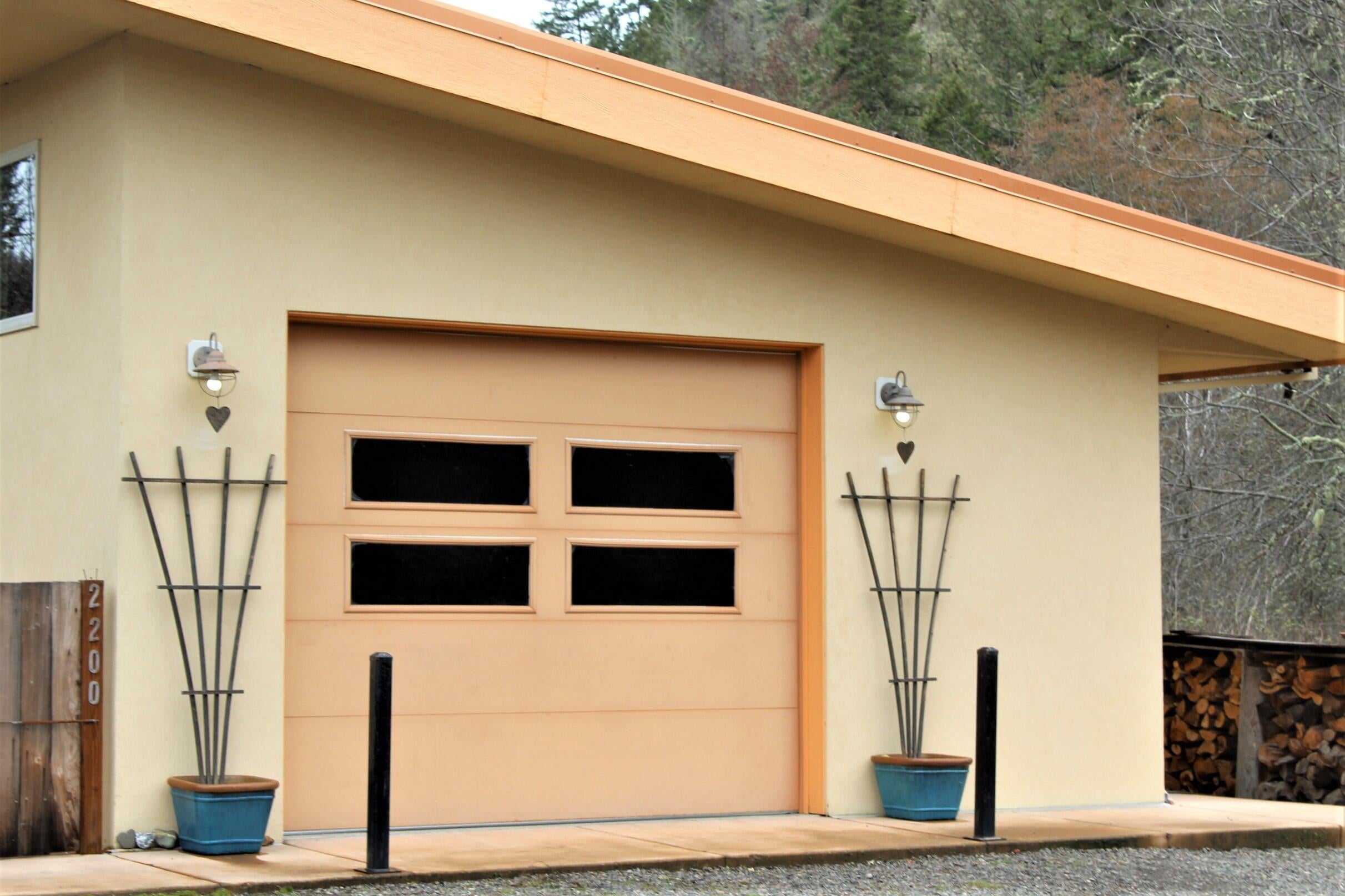 2200 Little Applegate Road Jacksonville, OR 97530 - Photo 4 of 39 2200 garage