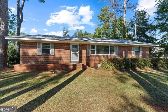 a view of a house with back yard