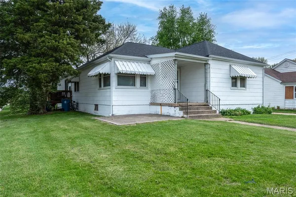 $195,000 | 110 West 4t St Street, St. Jacob, IL 62281