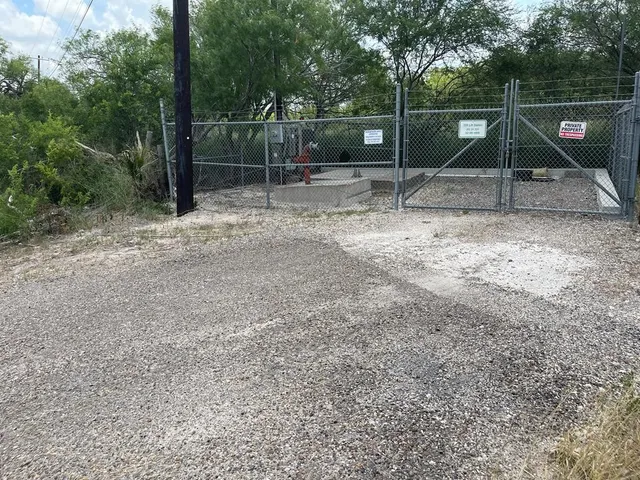 a backyard of apartments with lots of green space