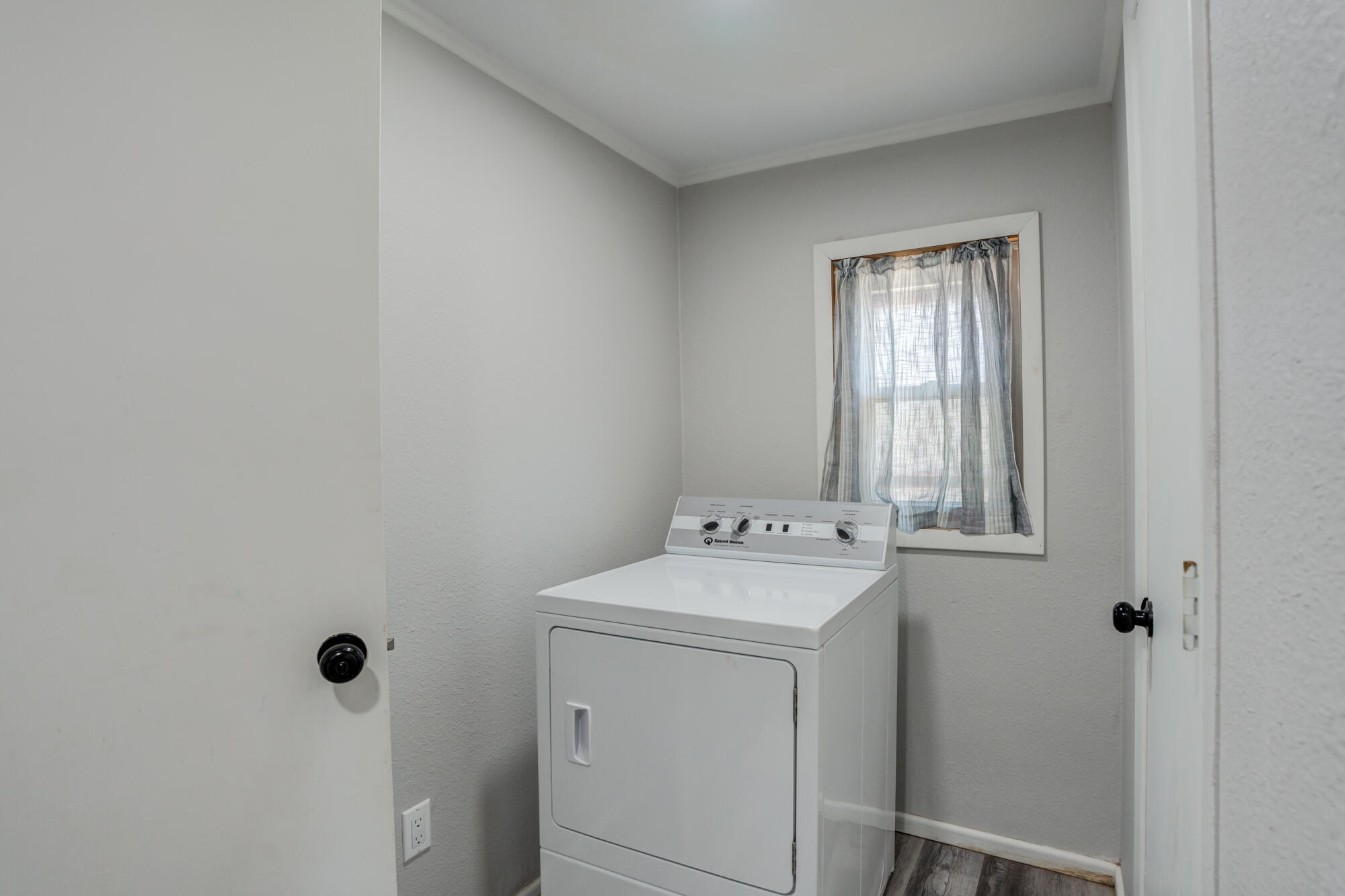 811 Borger Plainview, TX 79072 - Photo 29 of 32 811-Borger_Plainview-TX_18_Laundry-Room
