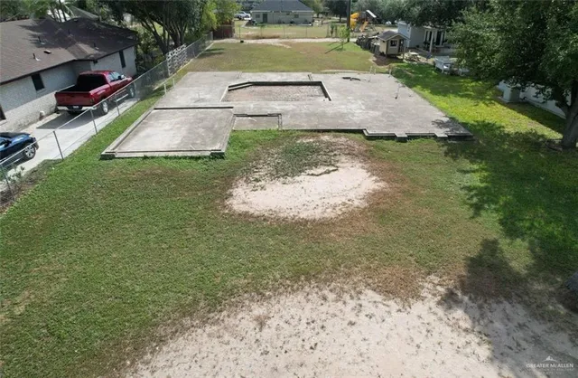 a view of a backyard