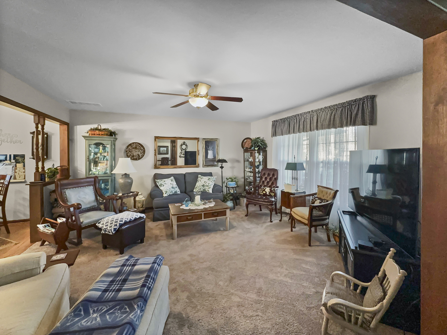 447 South Ralph Street Watseka, IL 60970 - Photo 4 of 20 a living room with furniture and a window
