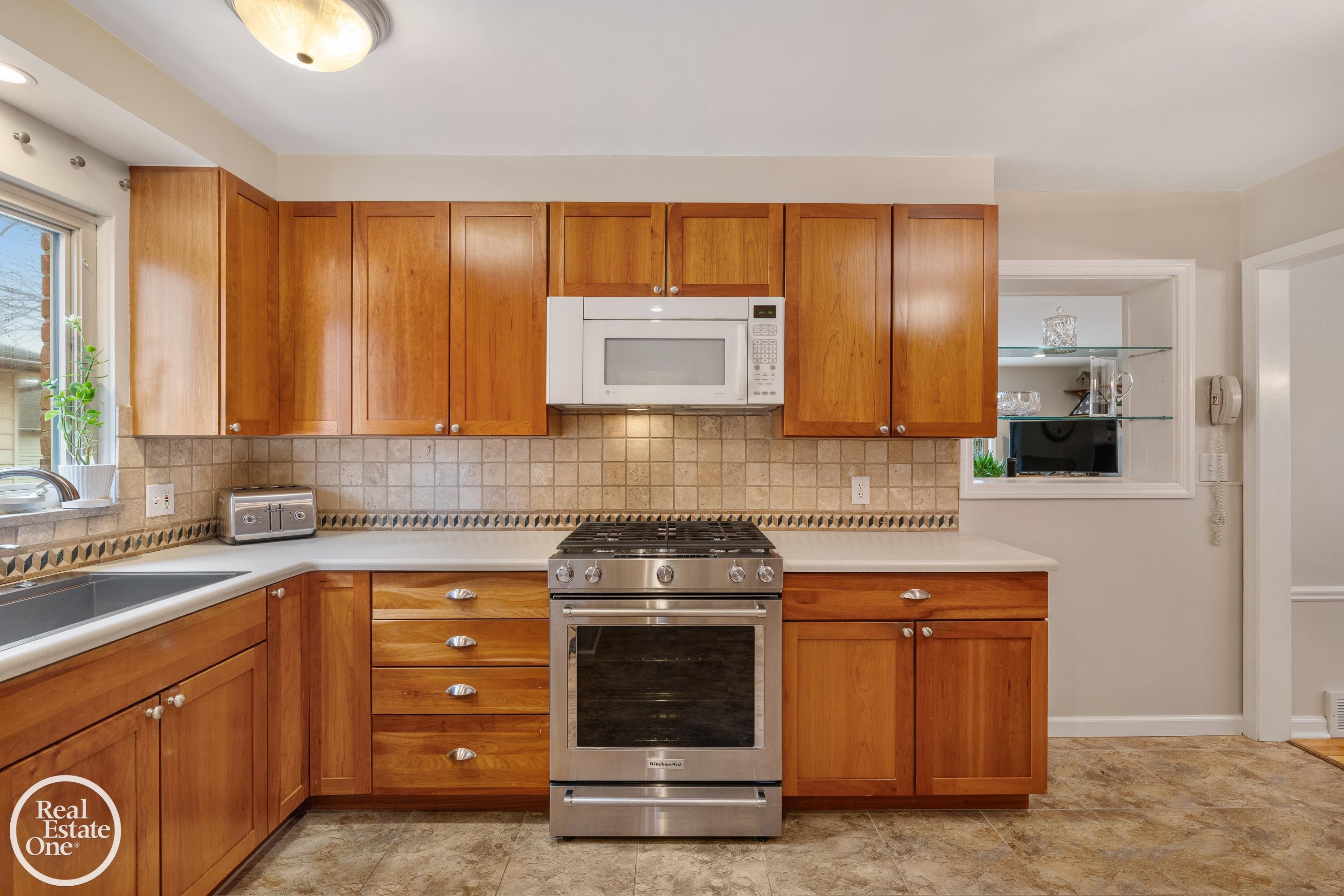 1623 Severn Road Grosse Pointe, MI 48236 - Photo 15 of 68 50202314-241896e1-84b2-44a0-947e-40c150ad593a.JPG