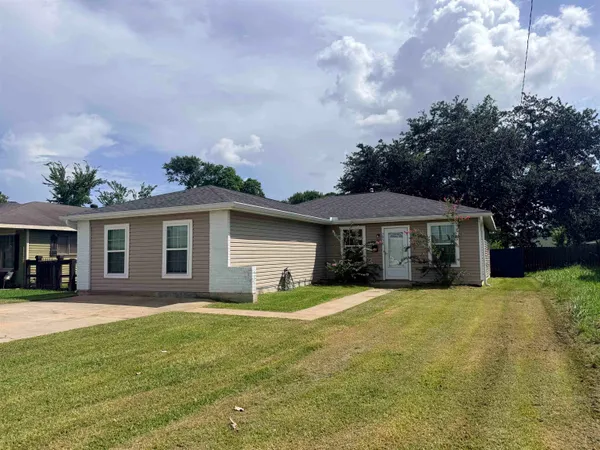 $260,000 | 2830 Maple Avenue, Groves, TX 77619