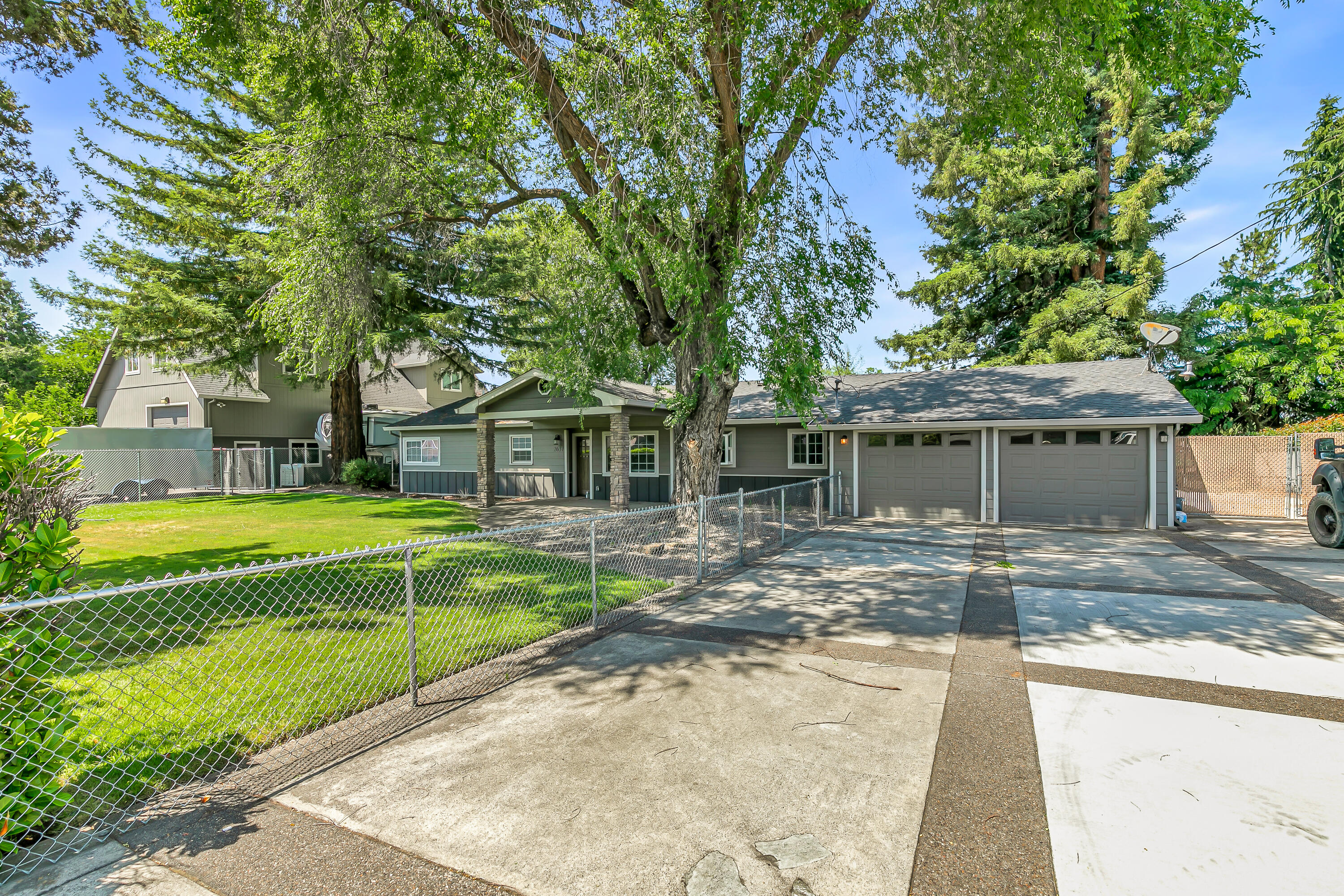 2631 Delta Waters Road Medford, OR 97504 - Photo 2 of 33 9R9A7271