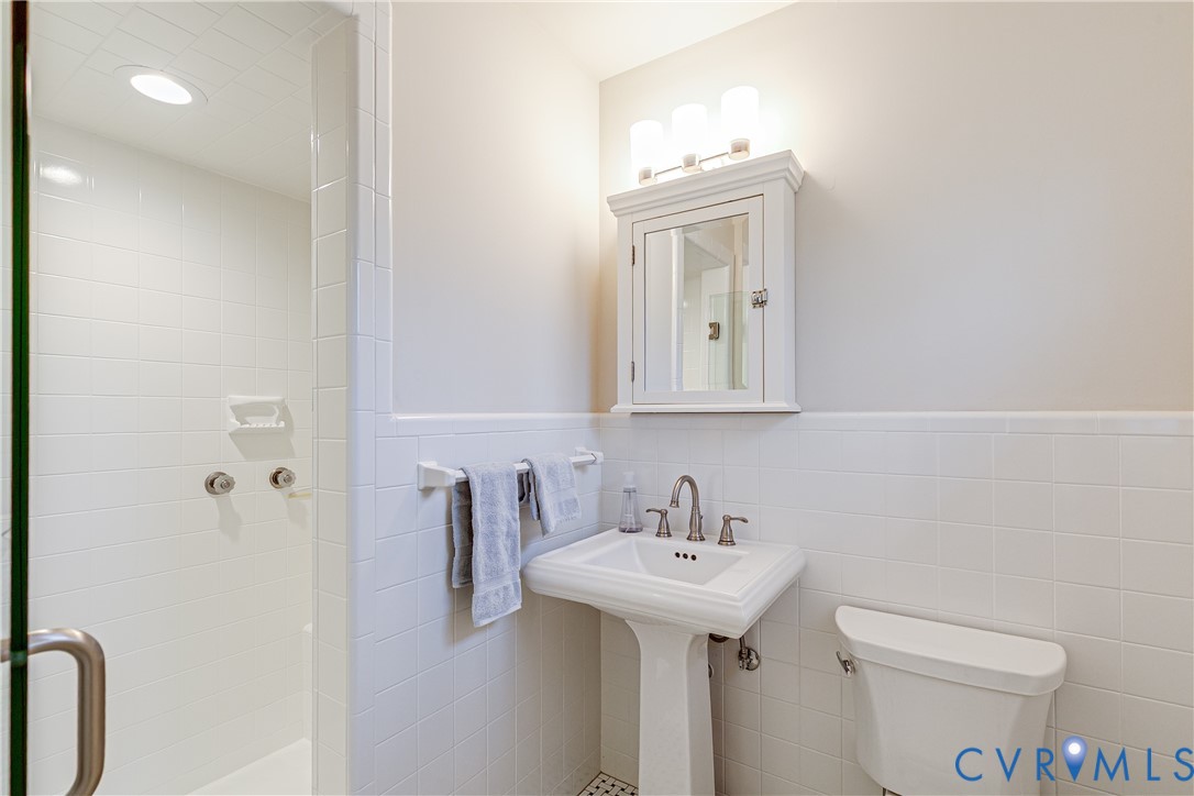 10451 Cherokee Road Richmond, VA 23235 - Photo 28 of 36 En-suite bath