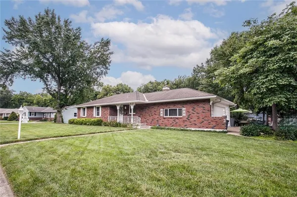 $330,000 | 421 Southwest Stratford Road, Lee's Summit, MO 64081