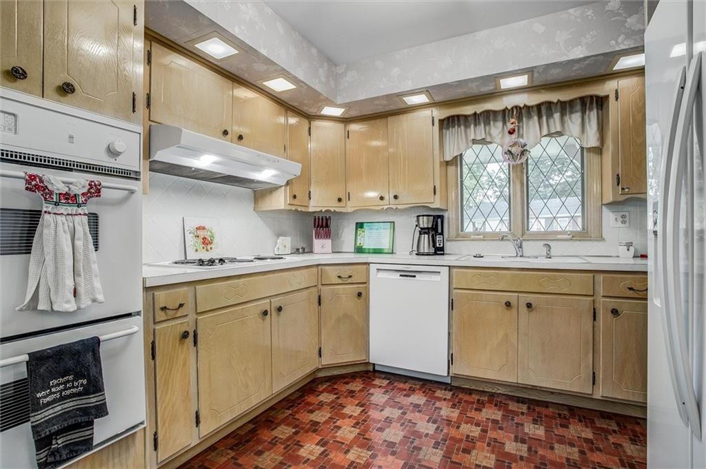 421 Southwest Stratford Road Lee's Summit, MO 64081 - Photo 6 of 27