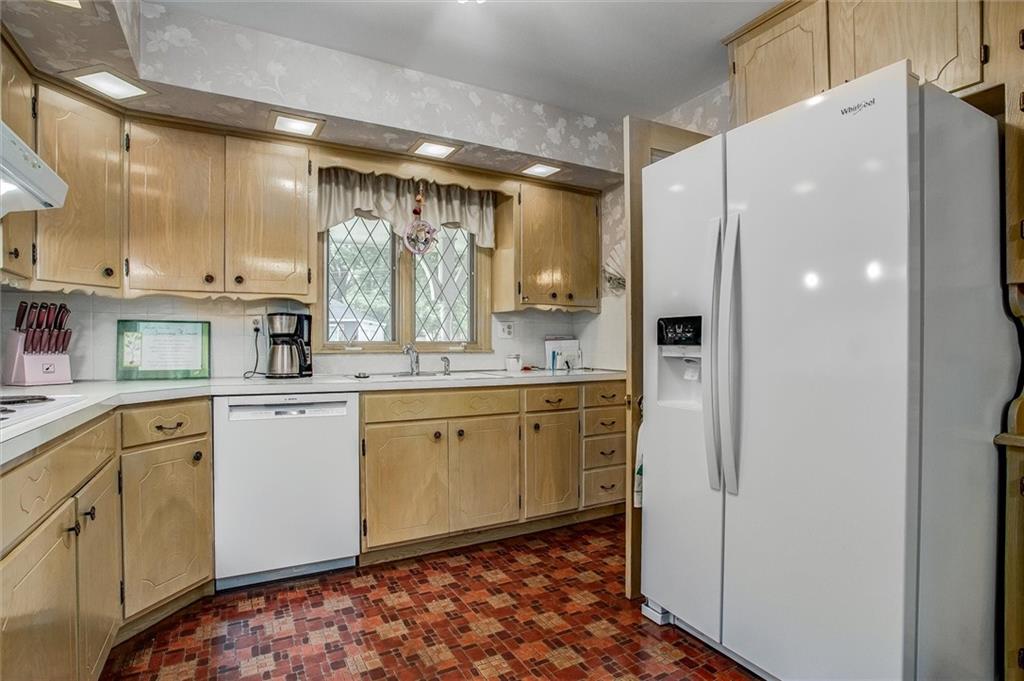 421 Southwest Stratford Road Lee's Summit, MO 64081 - Photo 7 of 27