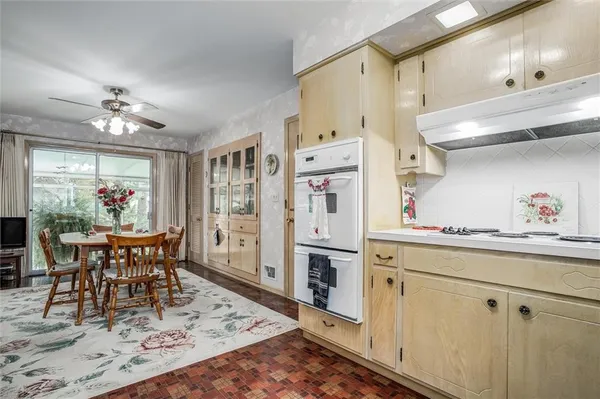$330,000 | 421 Southwest Stratford Road, Lee's Summit, MO 64081