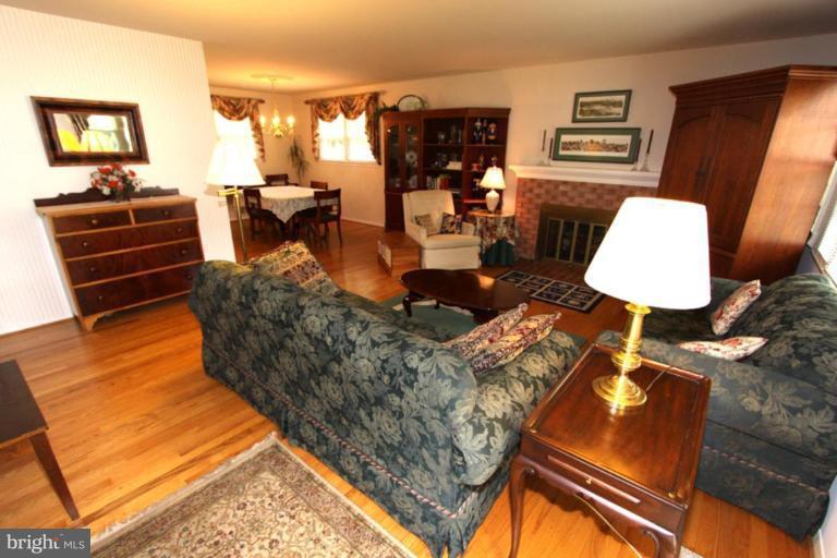 5421 Moultrie Road Springfield, VA 22151 - Photo 11 of 30 Living Room