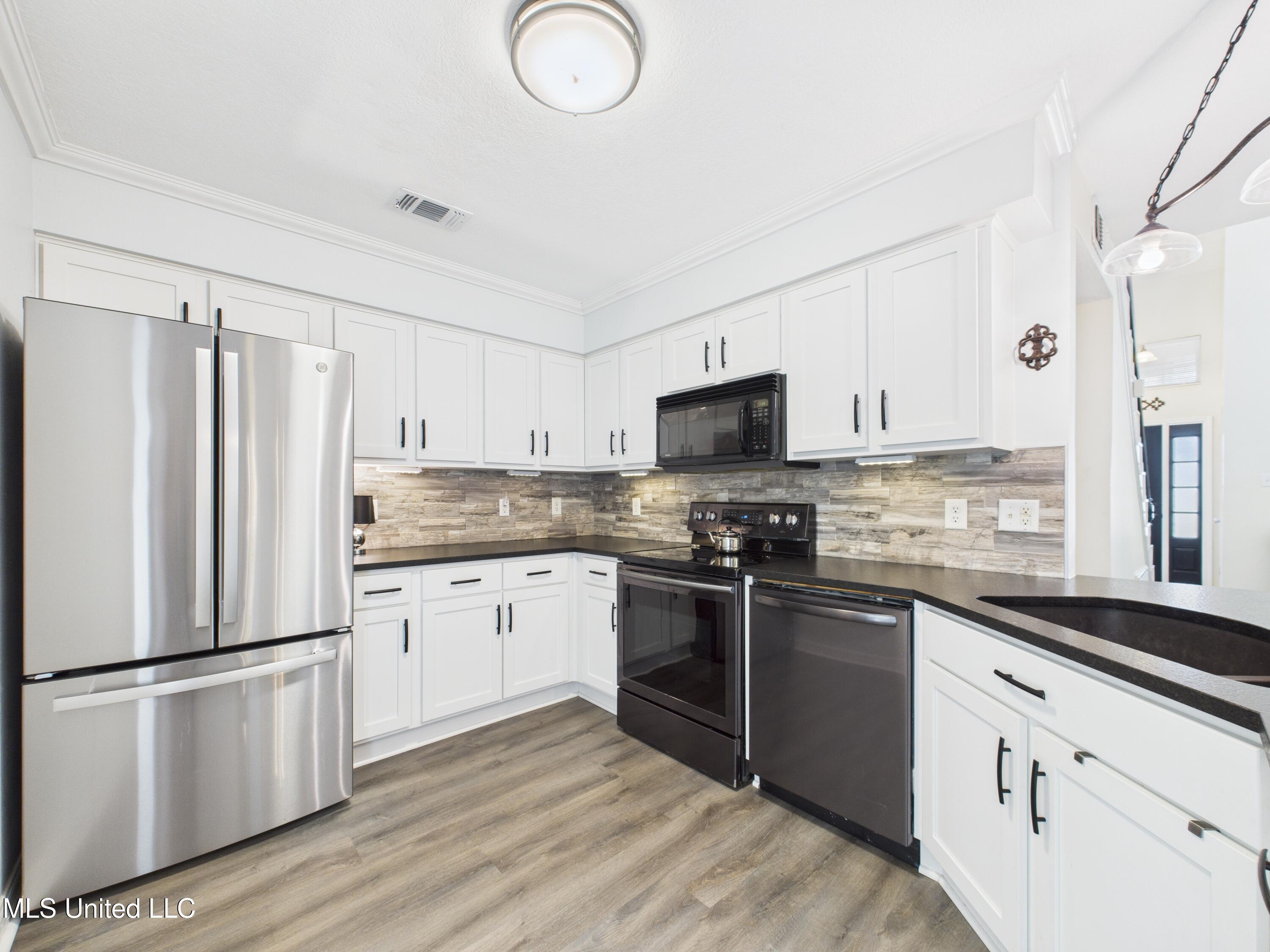 9605 Oak Crest Lane Ocean Springs, MS 39564 - Photo 12 of 39 CAM04449G0-PR0032-STILL014