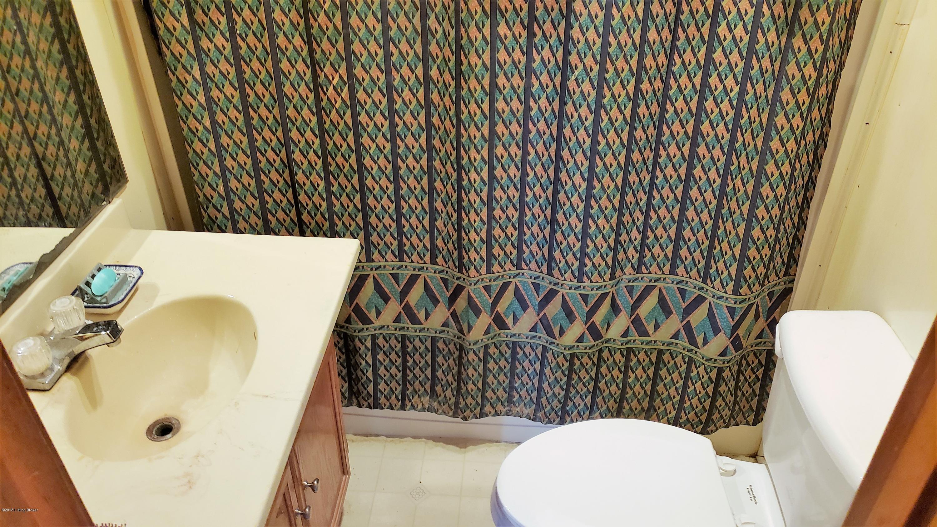 738 Shaffer Road Fairdale, KY 40118 - Photo 10 of 18 04