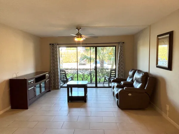 $2,100 | 617 Sea Pine Way, Unit D1, Greenacres, FL 33415