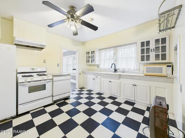 $1,400 | 408 Harding Street, Lafayette, LA 70501