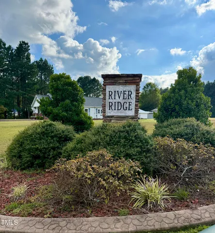 a sign that is sitting on a brick wall