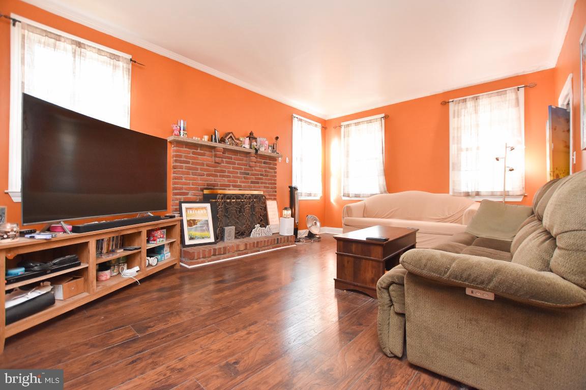 224 East Washington Street Riverside, NJ 08075 - Photo 3 of 30 Large main living room