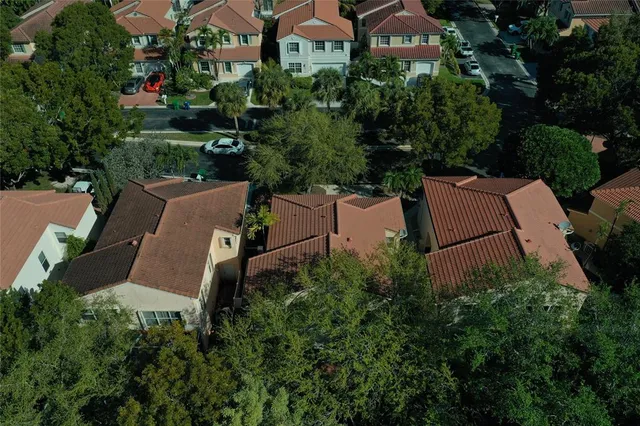 a view of a backyard