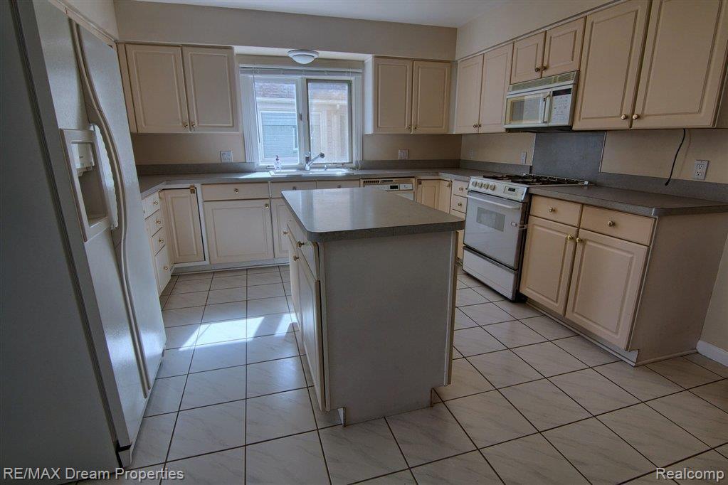 39763 Squire Road Novi, MI 48375 - Photo 6 of 31 Kitchen.jpg