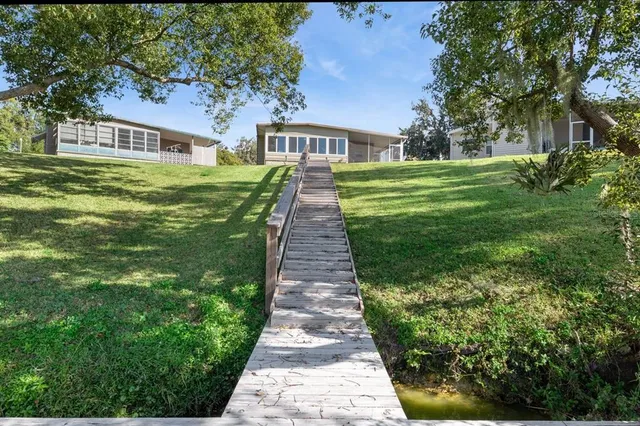 a view of a backyard