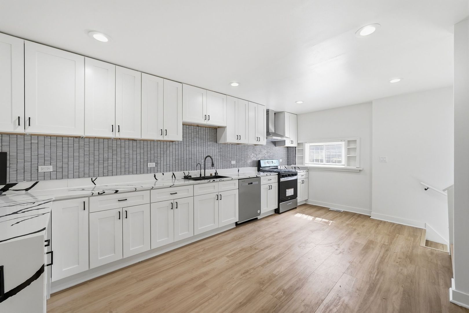 446 Rice Avenue Bellwood, IL 60104 - Photo 9 of 43