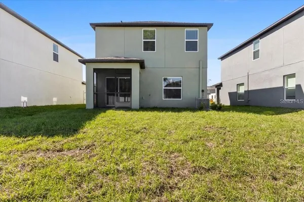a view of a house with backyard and garden