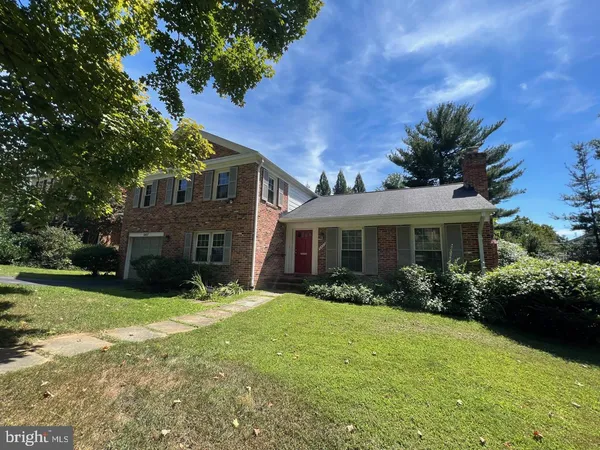 a view of a yard in front of house