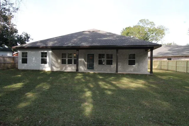 a view of a house with a backyard