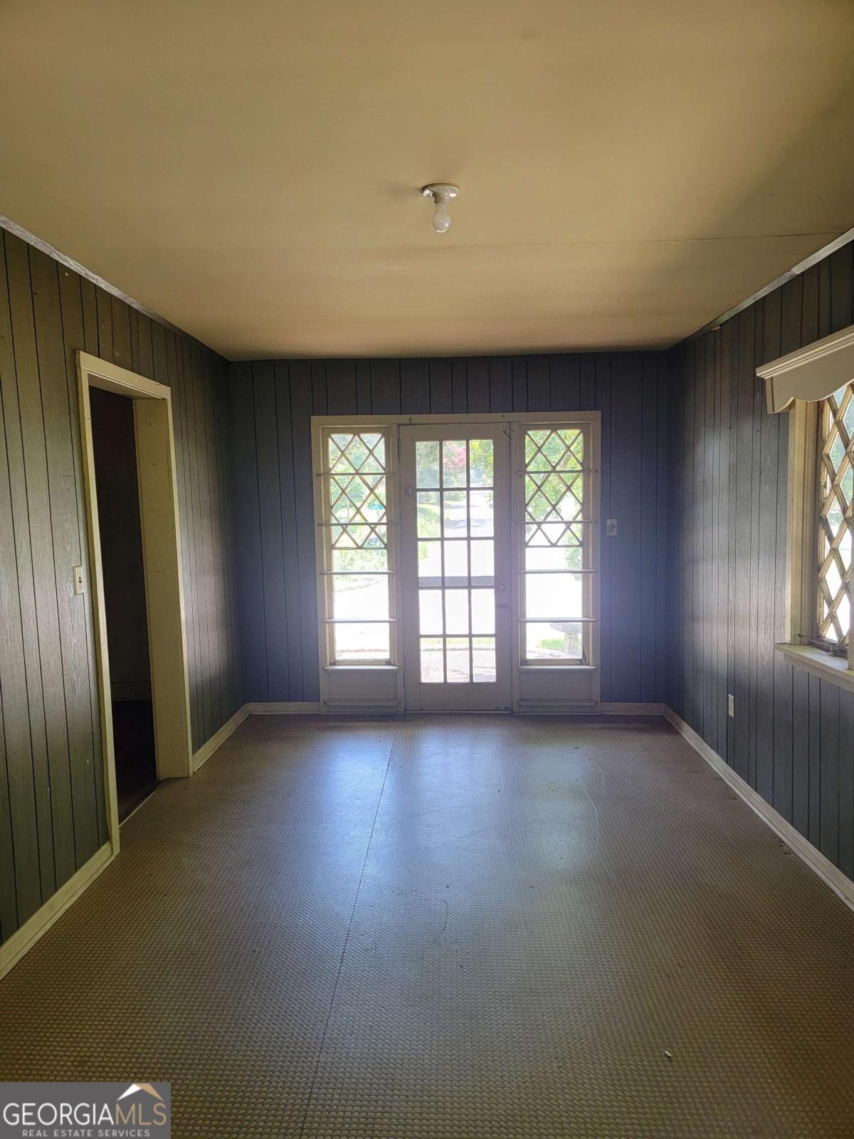 346 South Oliver Street Elberton, GA 30635 - Photo 12 of 52 an empty room with windows