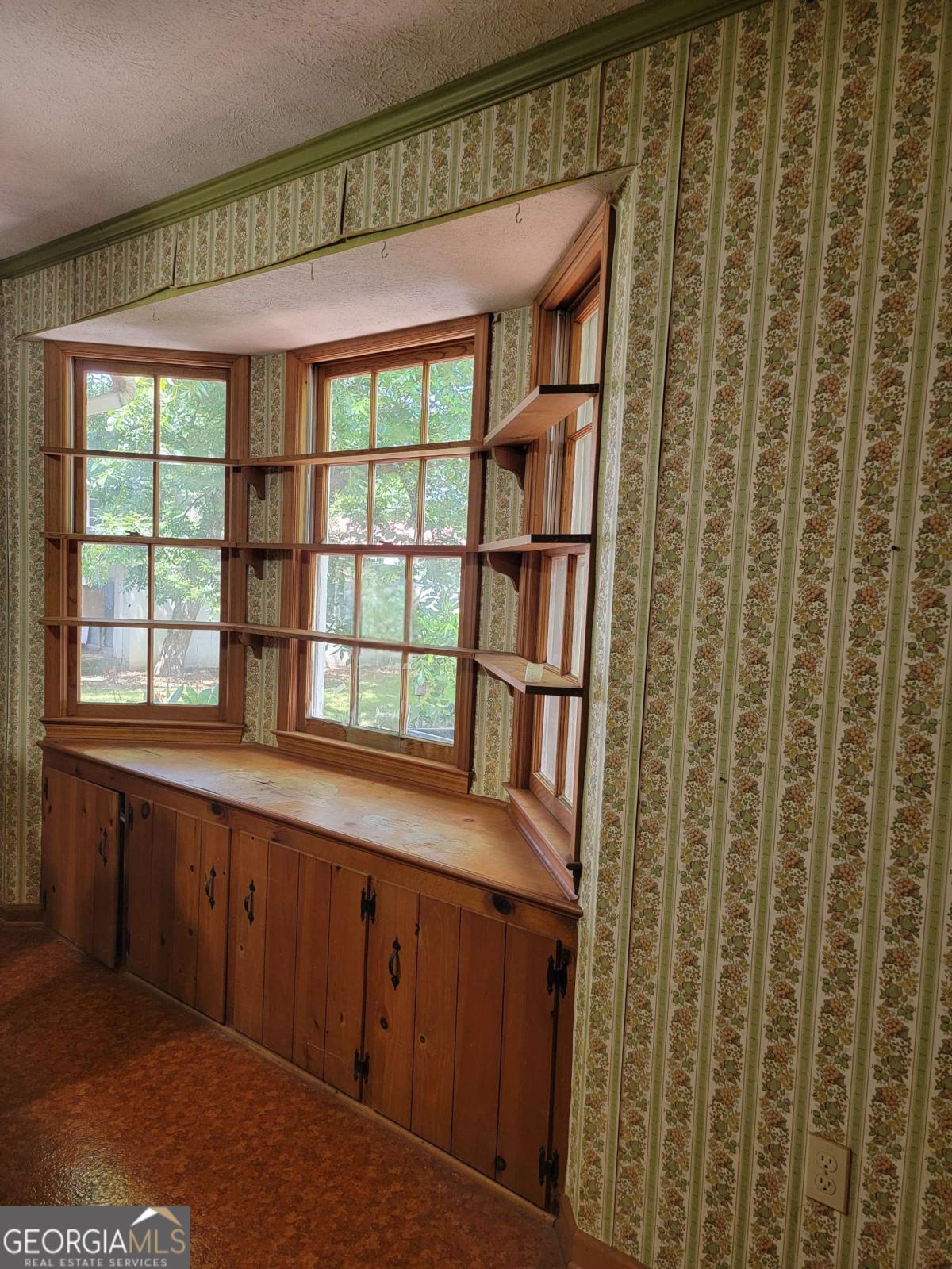 346 South Oliver Street Elberton, GA 30635 - Photo 34 of 52 a hallway with a large window and cabinet