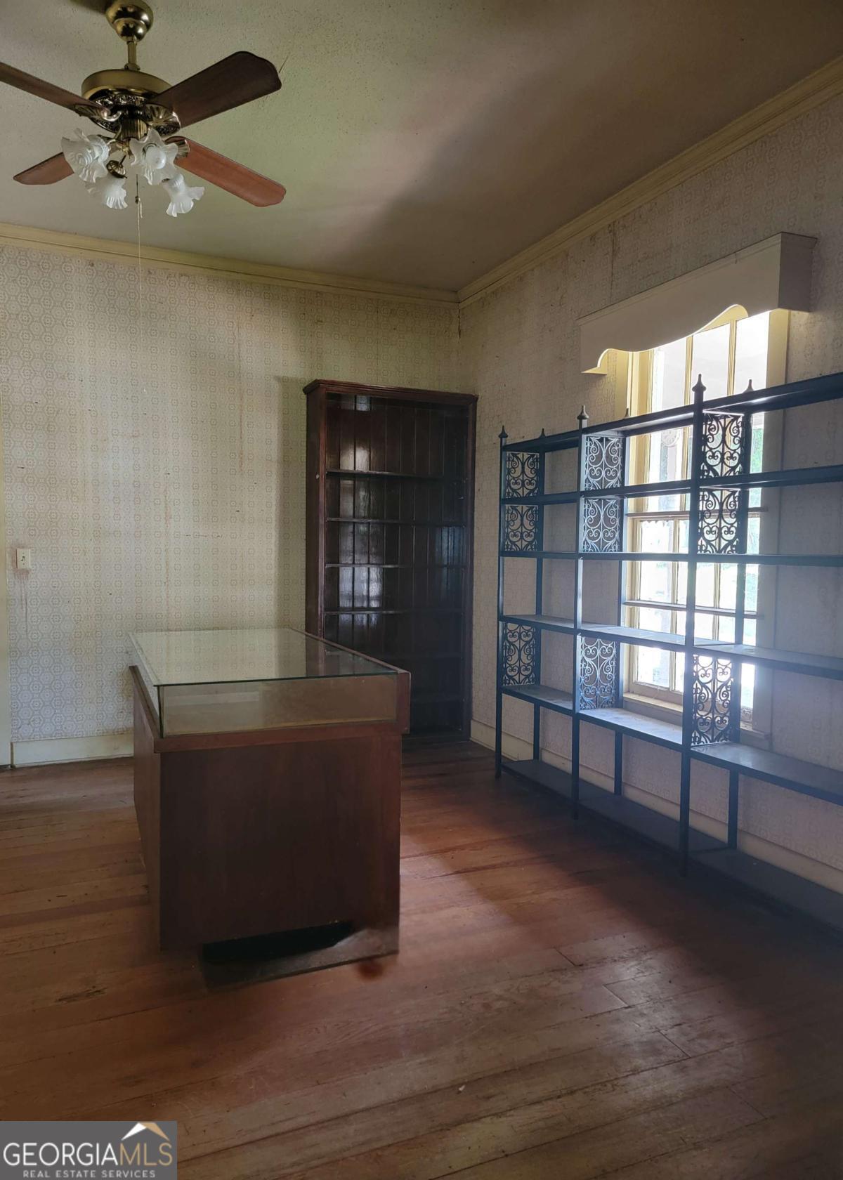 346 South Oliver Street Elberton, GA 30635 - Photo 9 of 52 an empty room with windows