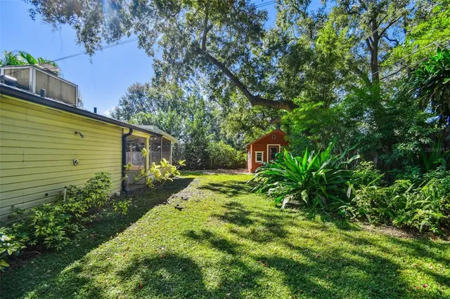 a view of a backyard