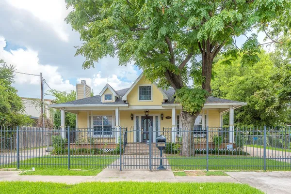 $3,200 | 1535 West 25th Street, Houston, TX 77008