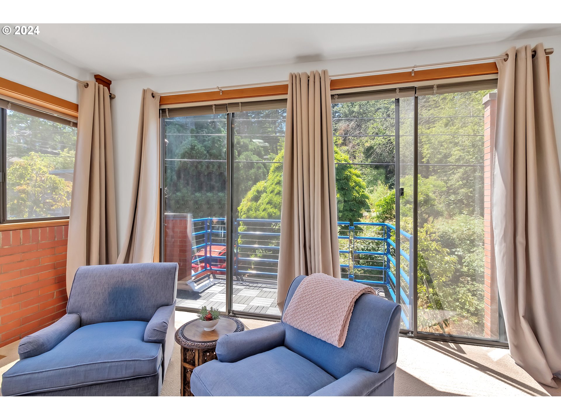 106 High Street Eugene, OR 97401 - Photo 23 of 46 a living room with furniture and a window