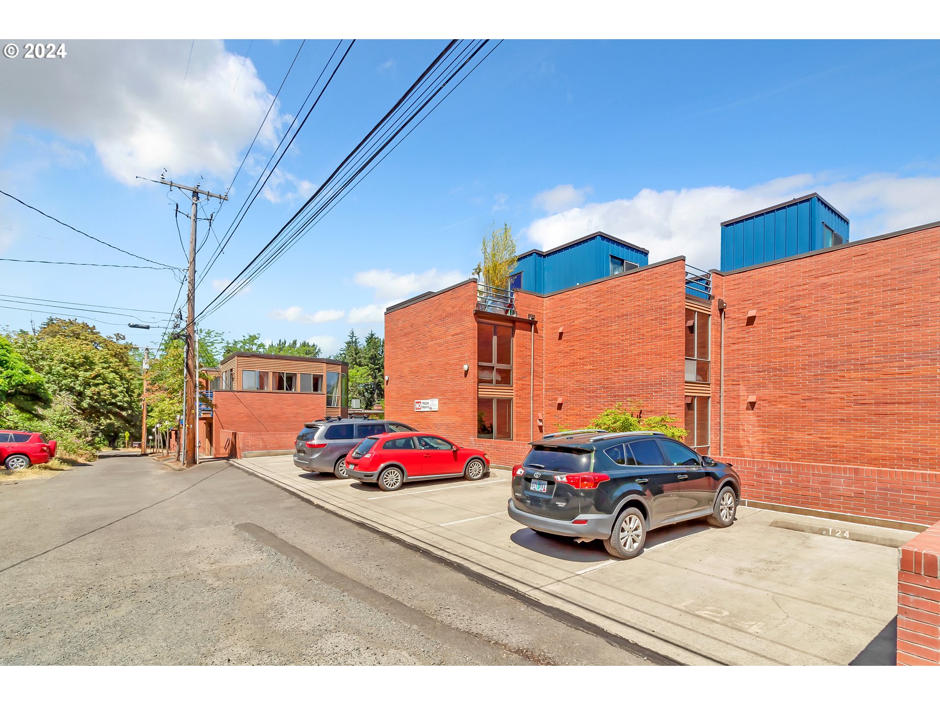 106 High Street Eugene, OR 97401 - Photo 29 of 46 a view of parking area