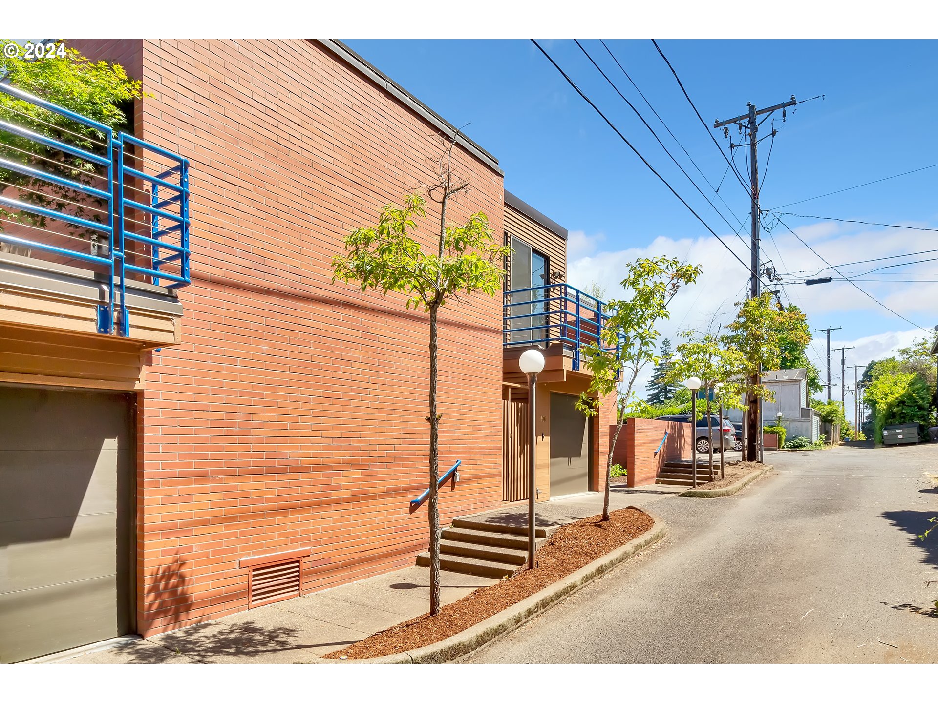 106 High Street Eugene, OR 97401 - Photo 31 of 46 a view of a terrace with sitting area