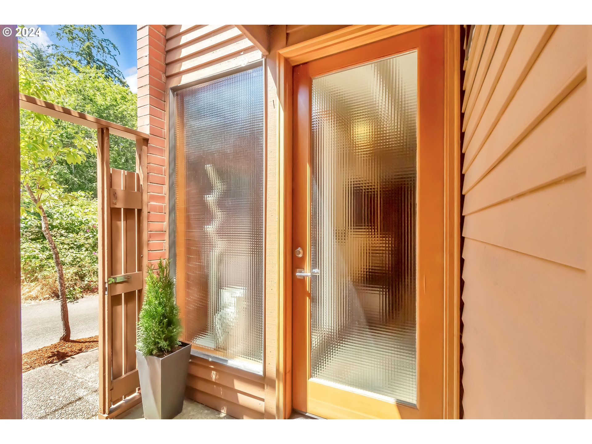 106 High Street Eugene, OR 97401 - Photo 4 of 46 a view of a bathroom