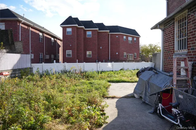 a view of a chairs in the back yard of the house