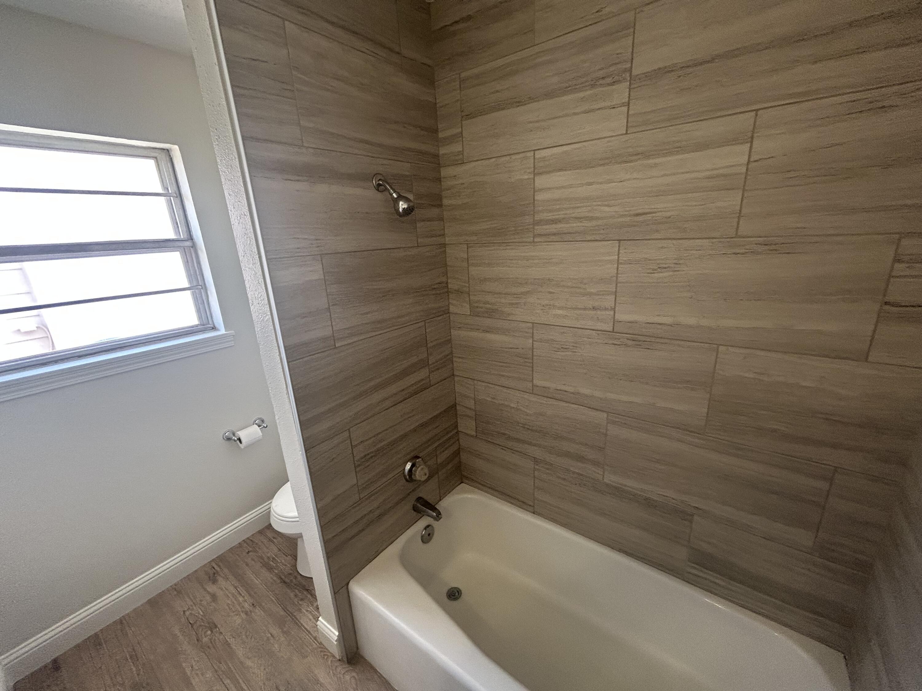 111 Bobby Street Levelland, TX 79336 - Photo 18 of 25 a bathroom with a bathtub