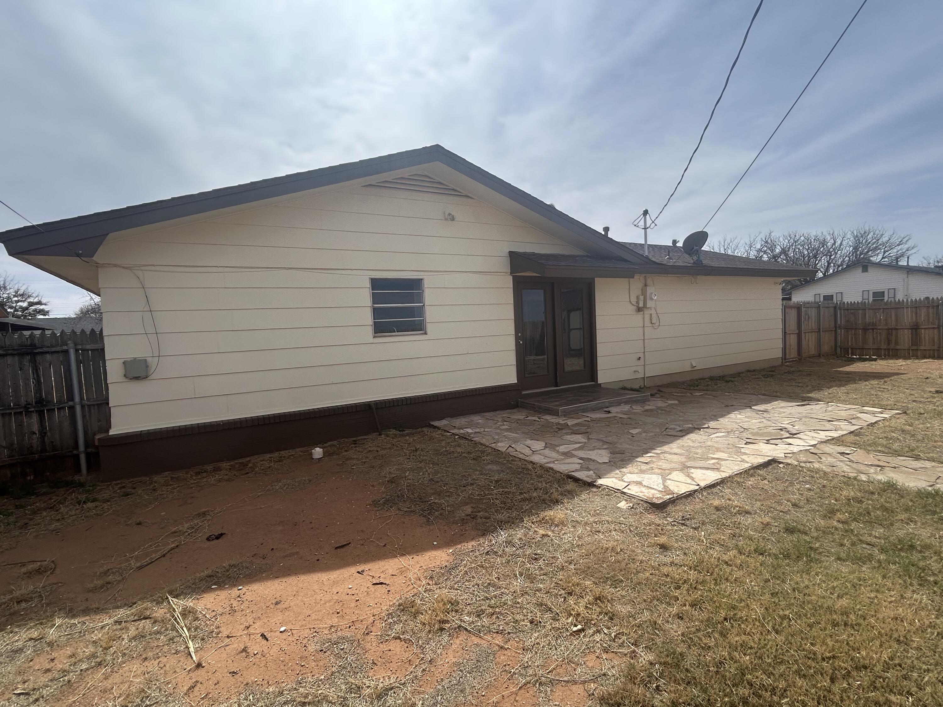111 Bobby Street Levelland, TX 79336 - Photo 24 of 25 a backyard of a house