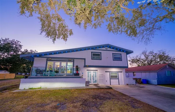 a view of a yard in front of a house