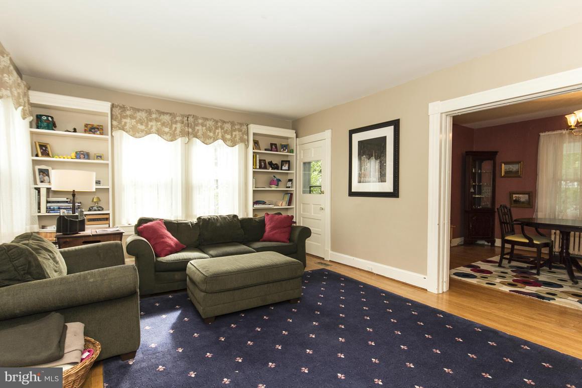 720 St Johns Road Baltimore, MD 21210 - Photo 8 of 25 Living Room